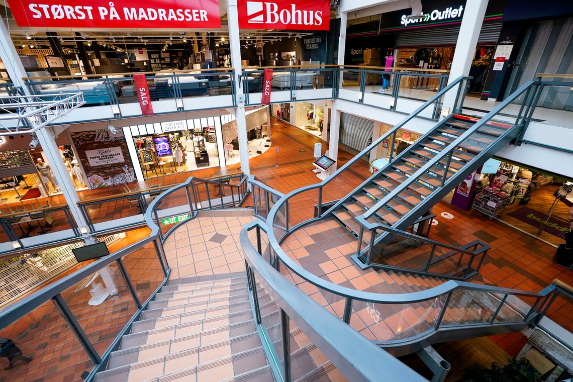 Strømmen 20210125.
På Strømmen Storsenter er alle butikker stengt ned. Matvareforretninger og optikere er blant de som får holde åpent. Regjeringens tiltak som følge av utbruddet av det muterte koronaviruset i Nordre Follo og Oslo.
Foto: Lise Åserud / NTB Strømmen 20210125.
På Strømmen Storsenter er alle butikker stengt ned. Matvareforretninger og optikere er blant de som får holde åpent. Regjeringens tiltak som følge av utbruddet av det muterte koronaviruset i Nordre Follo og Oslo.
Foto: Lise Åserud / NTB