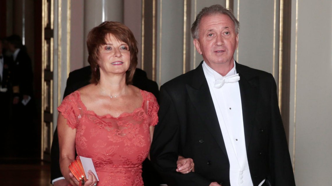 Oslo 20140512.
Mona Juul og Terje Rød-Larsen i starten av gallamiddagen på Slottet. Kong Harald holder gallafest på Slottet i Oslo for Israels president Shimon Peres i forbindelse med statsbesøket mandag kveld. POOL
Foto: Lise Åserud / NTB Oslo 20140512.
Mona Juul og Terje Rød-Larsen i starten av gallamiddagen på Slottet. Kong Harald holder gallafest på Slottet i Oslo for Israels president Shimon Peres i forbindelse med statsbesøket mandag kveld. POOL
Foto: Lise Åserud / NTB