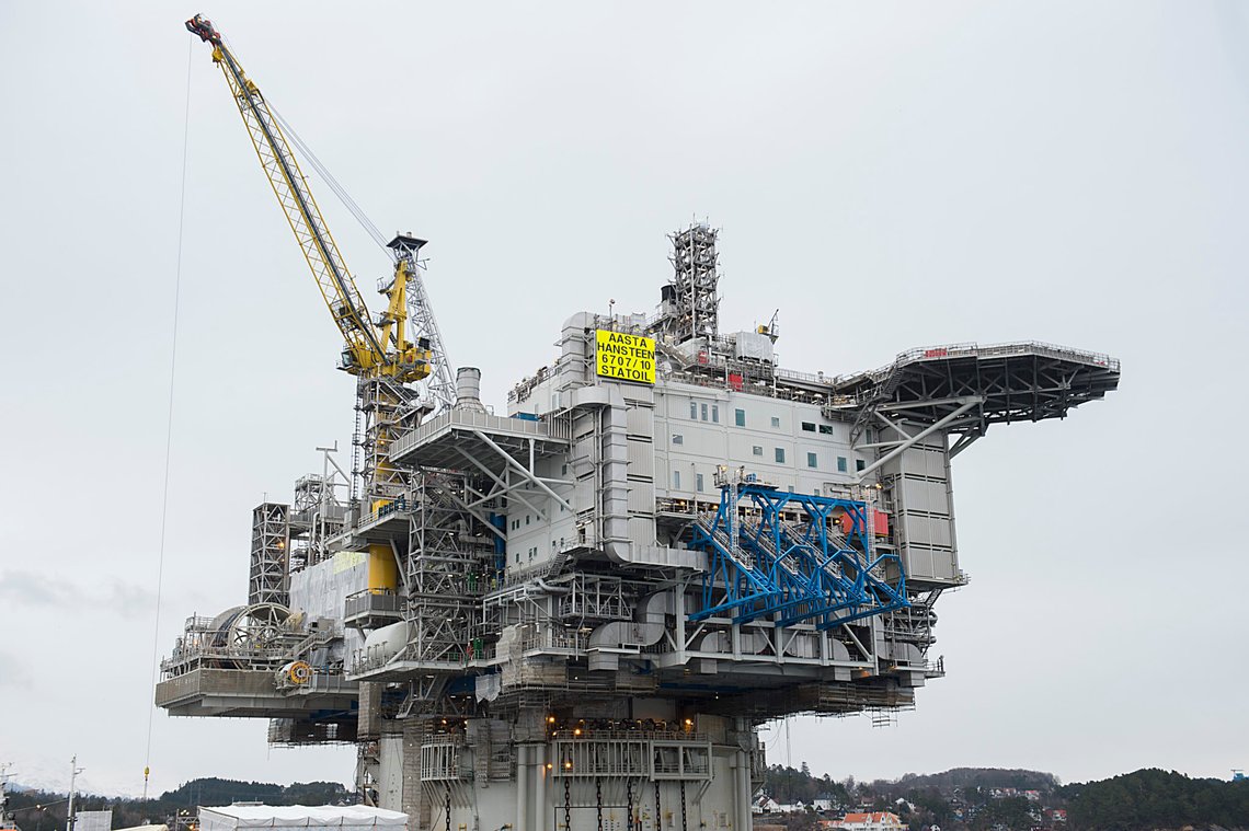 Stord 20180308.
Gassfeltet Aasta Hansteen planlegges utbygd med en SPAR-plattform, som den første på norsk sokkel. Spar-plattformen blir i disse dager ferdigstilt i Digernessundet ved Stord, og ble døpt Aasta Hansteen-plattformen i dag på kvinnedagen.
Foto: Marit Hommedal / NTB Stord 20180308.
Gassfeltet Aasta Hansteen planlegges utbygd med en SPAR-plattform, som den første på norsk sokkel. Spar-plattformen blir i disse dager ferdigstilt i Digernessundet ved Stord, og ble døpt Aasta Hansteen-plattformen i dag på kvinnedagen.
Foto: Marit Hommedal / NTB