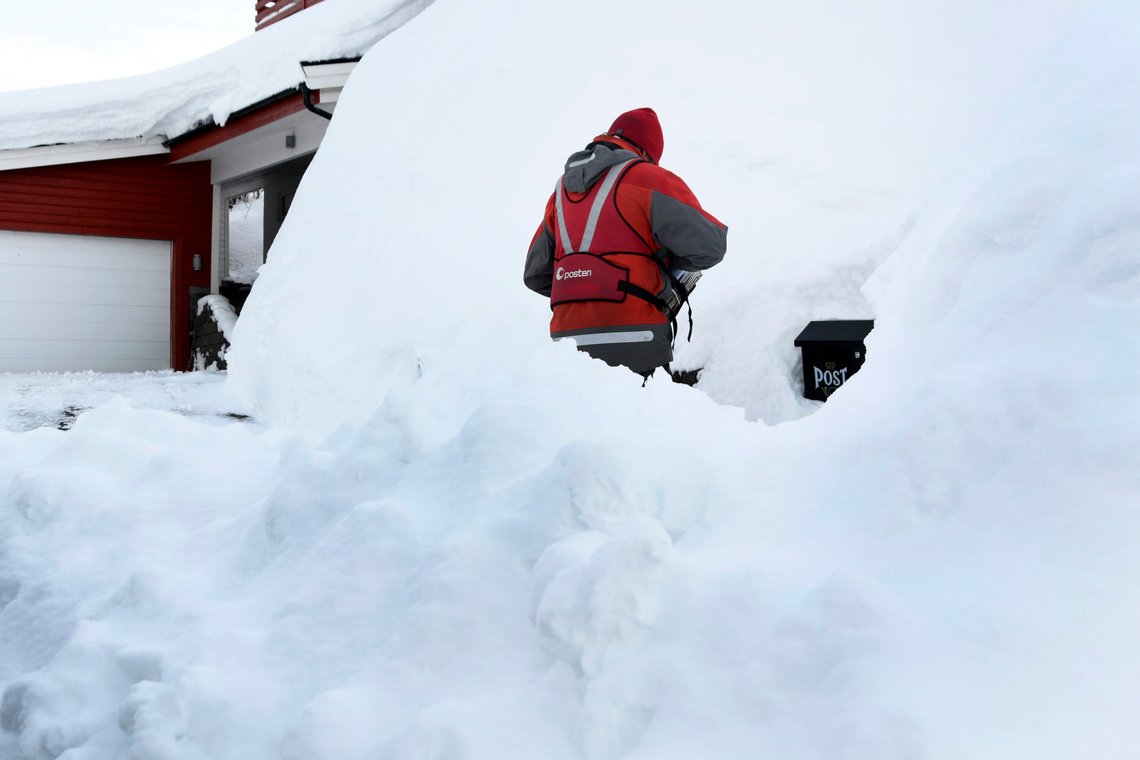 Tromsø 20190401.
Snøen har lavet ned i Tromsø siste døgn og snødybden på Værvarslinga er nå 158 cm. Det kom over 20 cm natt til mandag. Posten skal frem.
Foto: Rune Stoltz Bertinussen / NTB Tromsø 20190401.
Snøen har lavet ned i Tromsø siste døgn og snødybden på Værvarslinga er nå 158 cm. Det kom over 20 cm natt til mandag. Posten skal frem.
Foto: Rune Stoltz Bertinussen / NTB