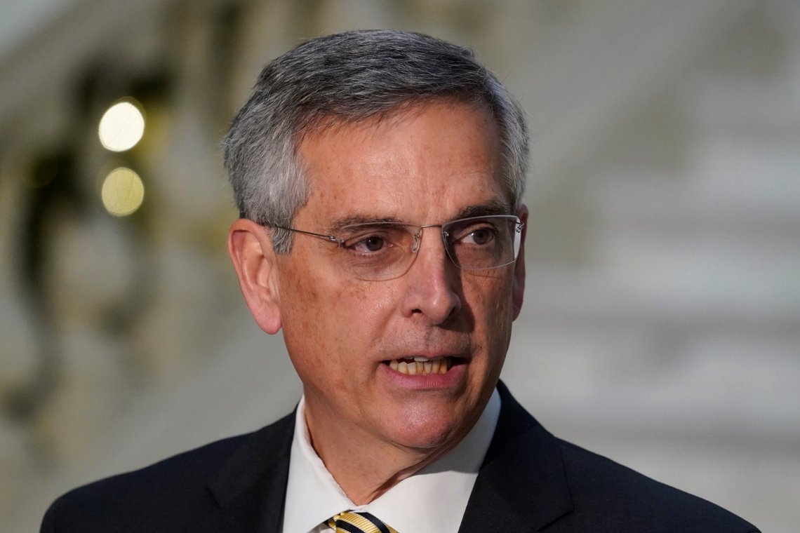 Brad Raffensperger er First Secretary I Georgia. Nå krever folkevalgte at han må gå av etter at det er påvist valgsvindel i Foulton county. Raffensperger holdt seg ikke for god til å lekke en telefonsamtale med Trump hvor det virket som Trump ville presse Raffensperger. Senere kom det frem at samtalen var manipulert. President Donald Trump's conversation on Saturday, Jan. 2, 2021, with Raffensperger, a fellow Republican, was an unprecedented effort by a sitting president to pressure a state official to reverse the outcome of an election. Trump pressed Raffensberger to find enough votes for him to win. Men hva hvis dette var en manøver for å skjule sin egen valgsvindel? (AP Photo/John Bazemore, File) Brad Raffensperger er First Secretary I Georgia. Nå krever folkevalgte at han må gå av etter at det er påvist valgsvindel i Foulton county. Raffensperger holdt seg ikke for god til å lekke en telefonsamtale med Trump hvor det virket som Trump ville presse Raffensperger. Senere kom det frem at samtalen var manipulert. President Donald Trump's conversation on Saturday, Jan. 2, 2021, with Raffensperger, a fellow Republican, was an unprecedented effort by a sitting president to pressure a state official to reverse the outcome of an election. Trump pressed Raffensberger to find enough votes for him to win. Men hva hvis dette var en manøver for å skjule sin egen valgsvindel? (AP Photo/John Bazemore, File)