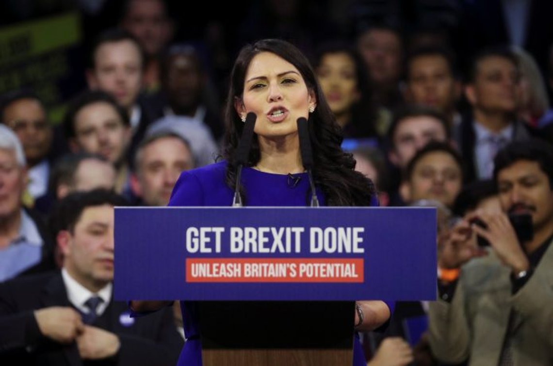 Britenes innenriksminister Priti Patel vil sende alle illegale migranter og andre med avslått asylsøknad tilbake til hjemlandene, eller til en øy midt i Atlanterhavet. Foto: REUTERS/Hannah McKay/ NTB Britenes innenriksminister Priti Patel vil sende alle illegale migranter og andre med avslått asylsøknad tilbake til hjemlandene, eller til en øy midt i Atlanterhavet. Foto: REUTERS/Hannah McKay/ NTB