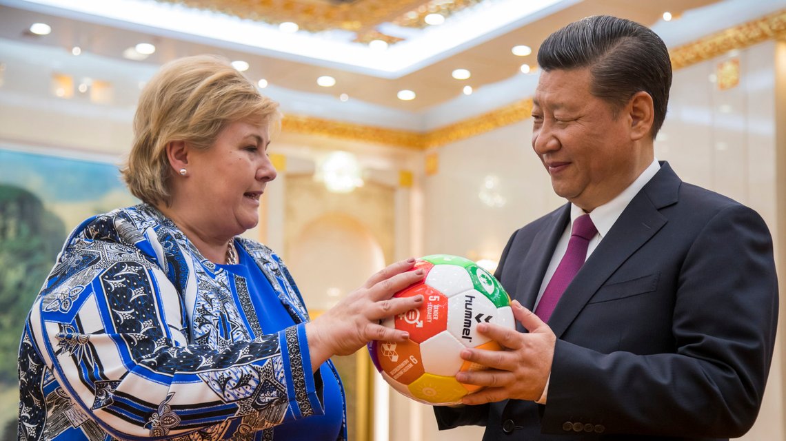 MUTIANYU, KINA 20170410.
Statsminister Erna Solberg avsluttet Kina-besøket med å møte president Xi Jinping i Folkets store hall i Beijing mandag. Solberg har vært på offisielt besøk til Kina der gjenopptakelse av politisk og økonomisk samarbeid med Kina er hovedformålet med besøket. Solberg hadde også med seg en fotball med FNs 17 bærekraftsmål i gave til den mektige presidenten.
Foto: Heiko Junge / NTB MUTIANYU, KINA 20170410.
Statsminister Erna Solberg avsluttet Kina-besøket med å møte president Xi Jinping i Folkets store hall i Beijing mandag. Solberg har vært på offisielt besøk til Kina der gjenopptakelse av politisk og økonomisk samarbeid med Kina er hovedformålet med besøket. Solberg hadde også med seg en fotball med FNs 17 bærekraftsmål i gave til den mektige presidenten.
Foto: Heiko Junge / NTB