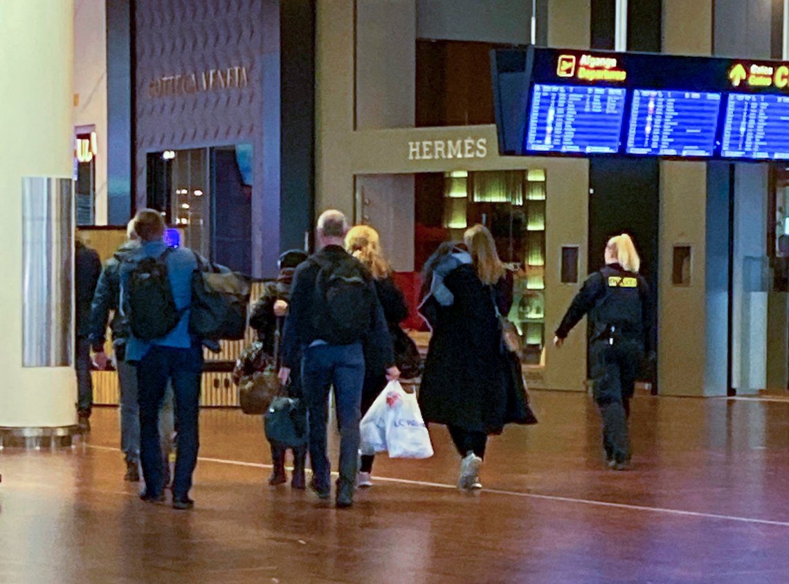 København, Danmark 20200117.
Den terrorsiktede kvinnen på Kastrup lufthavn fredag kveld, hun ble fulgt av politifolk og representanter for norske myndigheter som eskorterte familien på reisen hjem til Norge.
Foto: Roger Sevrin Bruland / NRK / NTB København, Danmark 20200117.
Den terrorsiktede kvinnen på Kastrup lufthavn fredag kveld, hun ble fulgt av politifolk og representanter for norske myndigheter som eskorterte familien på reisen hjem til Norge.
Foto: Roger Sevrin Bruland / NRK / NTB
