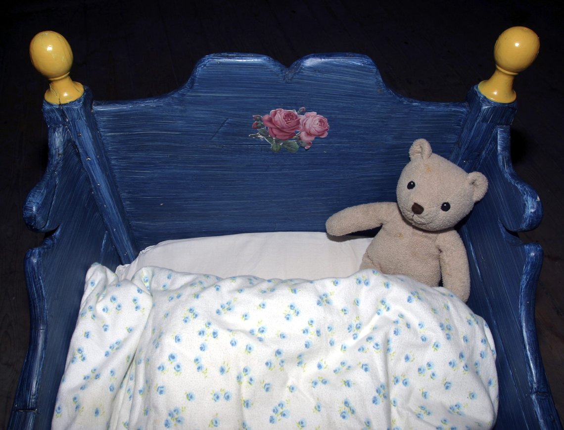 Tom vugge med liten bamse. Barneseng.
Barndom. Vogge. Barnevernet. Barnevernssaker. Å miste et barn. Trist. Dyne. Barnefordelingssaker.
Foto: NTB Tom vugge med liten bamse. Barneseng.
Barndom. Vogge. Barnevernet. Barnevernssaker. Å miste et barn. Trist. Dyne. Barnefordelingssaker.
Foto: NTB
