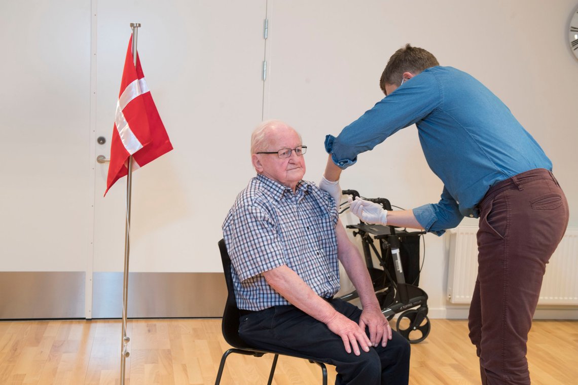Aalborg, Danmark 20201227.
Kl 9 første vaccination mod COVID-19 i Region Nordjylland på plejehjemmet BirkeboGrønt lys på Utzon Centret. Chresten Baisgaard - første vaccinerede nordjyde Hans West - praktiserende læge, Familielægerne Aalborg
Foto: Lars Horn / Ritzau Scanpix / NTB Aalborg, Danmark 20201227.
Kl 9 første vaccination mod COVID-19 i Region Nordjylland på plejehjemmet BirkeboGrønt lys på Utzon Centret. Chresten Baisgaard - første vaccinerede nordjyde Hans West - praktiserende læge, Familielægerne Aalborg
Foto: Lars Horn / Ritzau Scanpix / NTB