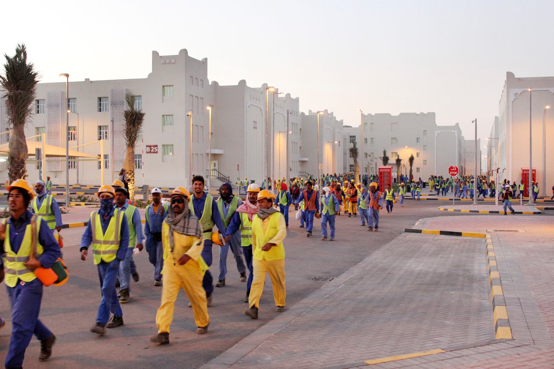 Doha, Qatar 20160210.
Arbeidere på vei hjem. Labor City i Doha huser 70.000 arbeidere. Bildet er tatt under en omvisning i forbindelse med AIPS-kongressen i 2016. Foto: Magnus Aabech / NTB Doha, Qatar 20160210.
Arbeidere på vei hjem. Labor City i Doha huser 70.000 arbeidere. Bildet er tatt under en omvisning i forbindelse med AIPS-kongressen i 2016. Foto: Magnus Aabech / NTB