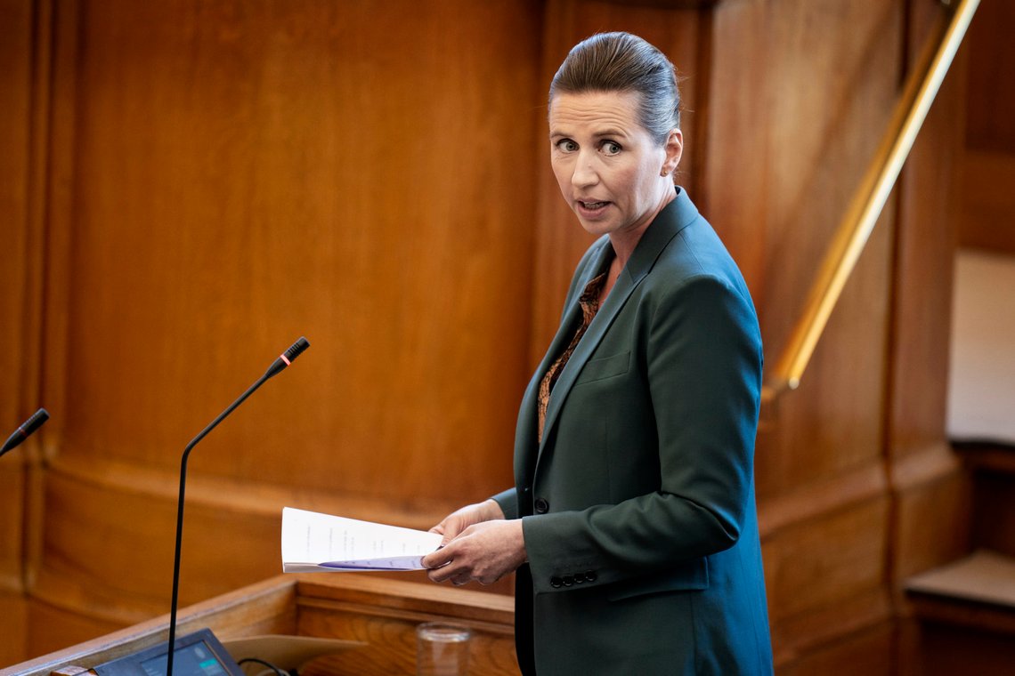 København, Danmark 20200421.
Danmarks statsminister Mette Frederiksens under spørretimen i Folketinget på Christiansborg tirsdag. Det er statsminister Mette Frederiksens første spørretime siden korona-epidemien medførte en omfattende nedlukkning av Danmark.
Foto: Liselotte Sabroe / Ritzau Scanpix / NTB København, Danmark 20200421.
Danmarks statsminister Mette Frederiksens under spørretimen i Folketinget på Christiansborg tirsdag. Det er statsminister Mette Frederiksens første spørretime siden korona-epidemien medførte en omfattende nedlukkning av Danmark.
Foto: Liselotte Sabroe / Ritzau Scanpix / NTB