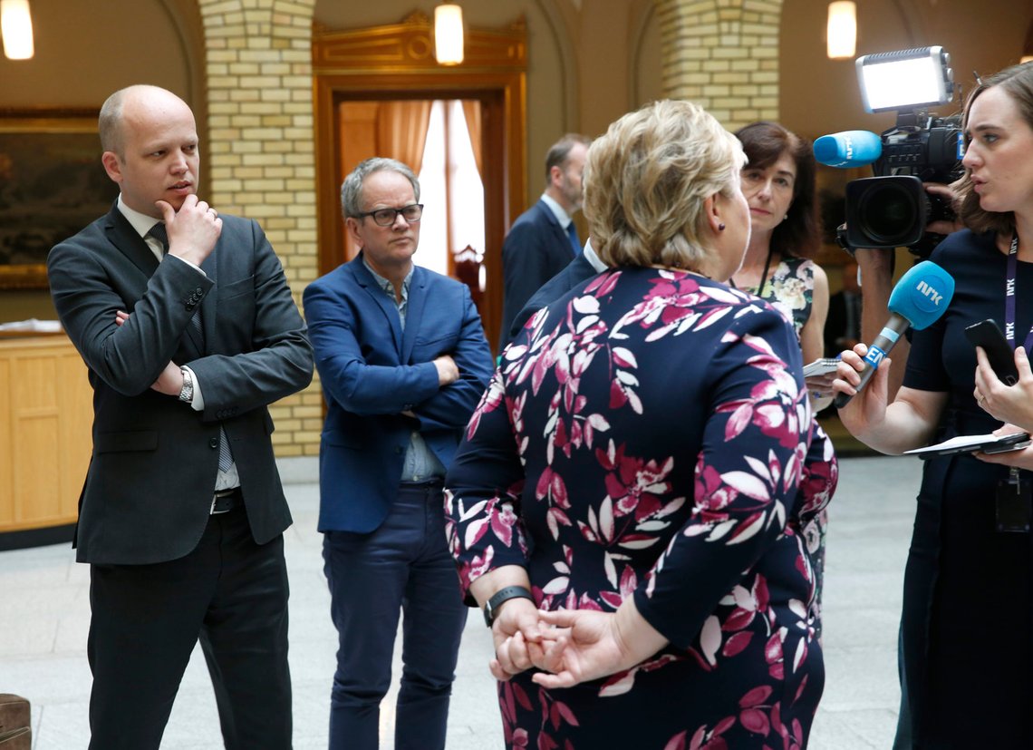 Oslo 20160601.
Seneterparti leder Trygve Slagsvold Vedum følger med Statsminister Erna Solberg i vandrehallen. I midten Magnus Takvam NRK.
Foto: Vidar Ruud / NTB Oslo 20160601.
Seneterparti leder Trygve Slagsvold Vedum følger med Statsminister Erna Solberg i vandrehallen. I midten Magnus Takvam NRK.
Foto: Vidar Ruud / NTB