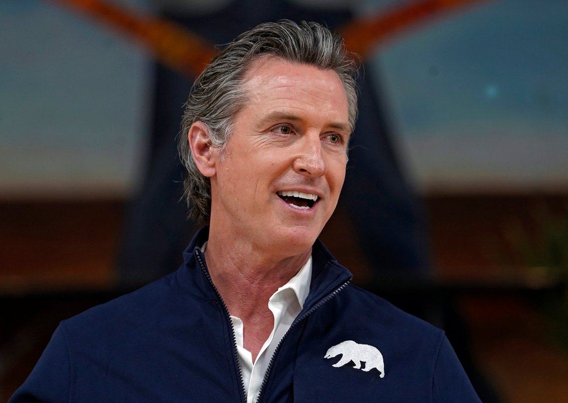 Californias guvernør Gavin Newsom er en typisk representant for kysteliten som sier en ting og gjør noe annet. Han kan få et flertall mot seg i en folkeavstemning i september. California Gov. Gavin Newsom takes questions from the media during a visit to a mobile vaccination site at Ramona Gardens Recreation Center in Los Angeles, Sunday, Feb. 21, 2021. California's new system of delivering and scheduling coronavirus vaccines is being rolled out in select counties. It's the first step in Newsom's plan to smooth out what has been a disjointed vaccine rollout hampered by limited national supply. (AP Photo/Damian Dovarganes) Californias guvernør Gavin Newsom er en typisk representant for kysteliten som sier en ting og gjør noe annet. Han kan få et flertall mot seg i en folkeavstemning i september. California Gov. Gavin Newsom takes questions from the media during a visit to a mobile vaccination site at Ramona Gardens Recreation Center in Los Angeles, Sunday, Feb. 21, 2021. California's new system of delivering and scheduling coronavirus vaccines is being rolled out in select counties. It's the first step in Newsom's plan to smooth out what has been a disjointed vaccine rollout hampered by limited national supply. (AP Photo/Damian Dovarganes)