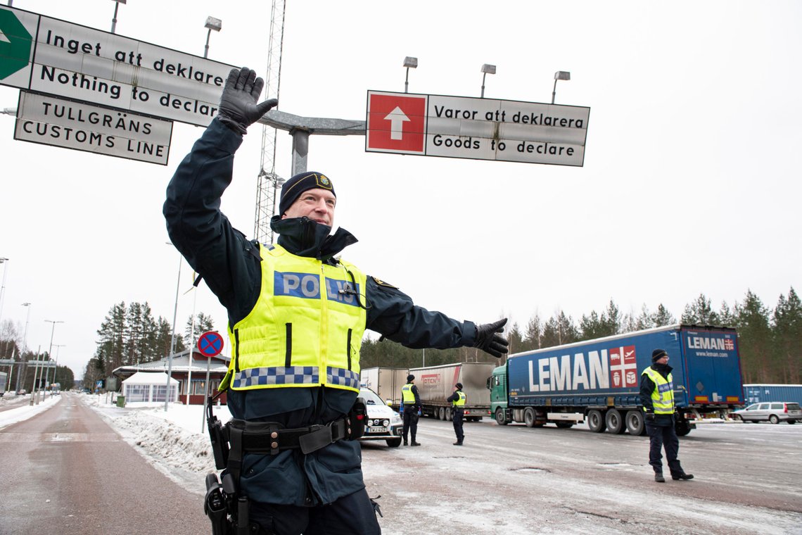 Charlottenberg, Sverige 20210125.
På grensen mellom Norge og Sverige blir alle kjøretøy kontrollert. Den svenske regjeringen har innført innreiseforbud fra Norge. Forbudet trådte i kraft ved minutt natt til mandag 25. januar.
Foto: Tommy Pedersen/TT NYHETSBYRÅN / NTB Charlottenberg, Sverige 20210125.
På grensen mellom Norge og Sverige blir alle kjøretøy kontrollert. Den svenske regjeringen har innført innreiseforbud fra Norge. Forbudet trådte i kraft ved minutt natt til mandag 25. januar.
Foto: Tommy Pedersen/TT NYHETSBYRÅN / NTB