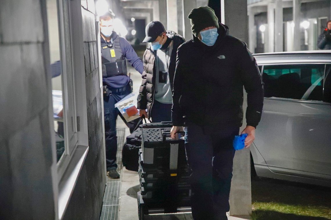 Holbæk, Danmark 20210207.
Politi og kriminalteknikere jobber på en adresse i Holbæk lørdag den 6. februar 2021. Dansk og tysk politi forhindret et eller flere terrorangrep. Ifølge tyske medier er tre syriske brødre de hovedmistenkte.
Foto: presse-fotos.dk / Ritzau Scanpix / NTB Holbæk, Danmark 20210207.
Politi og kriminalteknikere jobber på en adresse i Holbæk lørdag den 6. februar 2021. Dansk og tysk politi forhindret et eller flere terrorangrep. Ifølge tyske medier er tre syriske brødre de hovedmistenkte.
Foto: presse-fotos.dk / Ritzau Scanpix / NTB