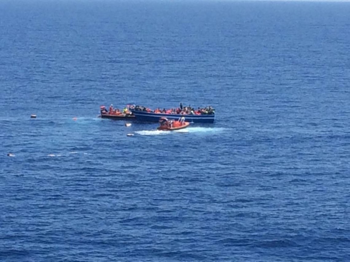 Middelhavet 20150622.
Det norske skipet Siem Pilot reddet mandag over 600 migranter fra to trebåter i Middelhavet.
Foto: Kripos / NTB Middelhavet 20150622.
Det norske skipet Siem Pilot reddet mandag over 600 migranter fra to trebåter i Middelhavet.
Foto: Kripos / NTB
