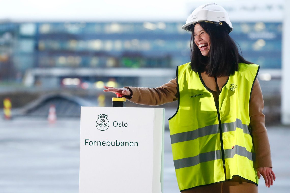 Fornebu 20201211.
Oslos miljø- og samferdselsbyråd Lan Marie Berg (MDG) under anleggsstart av den nye Fornebubanen.
Foto: Terje Pedersen / NTB Fornebu 20201211.
Oslos miljø- og samferdselsbyråd Lan Marie Berg (MDG) under anleggsstart av den nye Fornebubanen.
Foto: Terje Pedersen / NTB