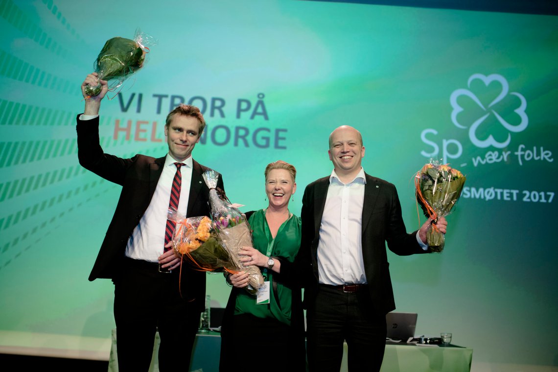 Trondheim 20170325.
Trygve Slagsvold Vedum (th), Ola Borten Moe(tv) og Anne Beathe Kristiansen Tvinnereim(midten) ble gjenvalgt som henholdsvis leder, 1. nestleder og 2. nestleder i senterpartiet på landsmøtet lørdag ettermiddag.
Foto: OLE MARTIN WOLD / NTB Trondheim 20170325.
Trygve Slagsvold Vedum (th), Ola Borten Moe(tv) og Anne Beathe Kristiansen Tvinnereim(midten) ble gjenvalgt som henholdsvis leder, 1. nestleder og 2. nestleder i senterpartiet på landsmøtet lørdag ettermiddag.
Foto: OLE MARTIN WOLD / NTB