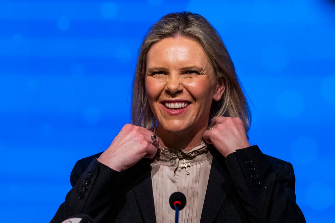 Oslo 20210219.
På spørsmål fra en journalist fra Dagbladet viser Fremskrittspartiets Sylvi Listhaug frem gullkorset hun har rundt halsen under en pressekonferanse på Stortinget i Oslo fredag formiddag.
FrP-leder Siv Jensen varslet torsdag at hun ikke tar gjenvalg som partileder og pekte samtidig på Listhaug som sin arvtager.
Foto: Håkon Mosvold Larsen / NTB Oslo 20210219.
På spørsmål fra en journalist fra Dagbladet viser Fremskrittspartiets Sylvi Listhaug frem gullkorset hun har rundt halsen under en pressekonferanse på Stortinget i Oslo fredag formiddag.
FrP-leder Siv Jensen varslet torsdag at hun ikke tar gjenvalg som partileder og pekte samtidig på Listhaug som sin arvtager.
Foto: Håkon Mosvold Larsen / NTB