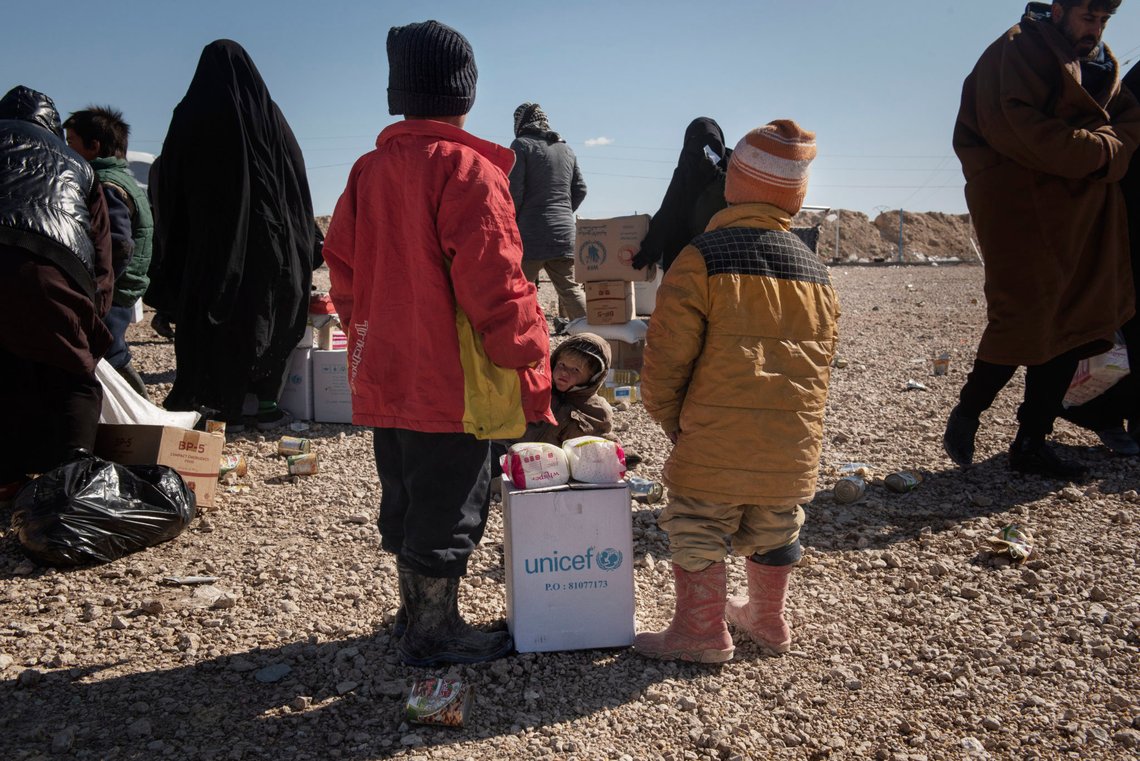 Al-Hol, Syrian Arab Republic 20200210.
Children in the annex of Al-Hol camp, where more than 7,100 children from around 60 countries are sheltered, stand next to a UNICEF hygiene kit provided to them as part of non-food-items aid distributions, 10 February 2020.
Foto: Alessio Romenzi / UNICEF / NTB Al-Hol, Syrian Arab Republic 20200210.
Children in the annex of Al-Hol camp, where more than 7,100 children from around 60 countries are sheltered, stand next to a UNICEF hygiene kit provided to them as part of non-food-items aid distributions, 10 February 2020.
Foto: Alessio Romenzi / UNICEF / NTB
