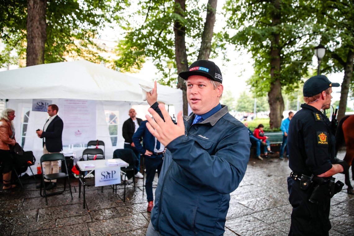 Oslo 20190816.
Den danske politikeren Rasmus Paludan fra det danske partiet Stram Kurs besøker Selvstendighetspartiets valgbod på Karl Johans gate i Oslo fredag.
Foto: Håkon Mosvold Larsen / NTB Oslo 20190816.
Den danske politikeren Rasmus Paludan fra det danske partiet Stram Kurs besøker Selvstendighetspartiets valgbod på Karl Johans gate i Oslo fredag.
Foto: Håkon Mosvold Larsen / NTB