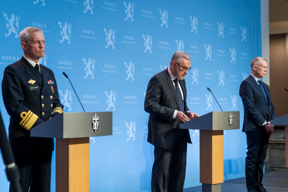 Oslo 20210208.
Sjef for Etterretningstjenesten, viseadmiral Nils Andreas Stensønes, tv, sjef for Politiets sikkerhetstjeneste, Hans Sverre Sjøvold og sjef Nasjonal sikkerhetsmyndighet, Kjetil Nilsen, da Etterretningstjenesten, Politiets sikkerhetstjeneste og Nasjonal sikkerhetsmyndighet legger frem sine åpne trussel- og risikovurderinger.
Foto: Terje Pedersen / NTB Oslo 20210208.
Sjef for Etterretningstjenesten, viseadmiral Nils Andreas Stensønes, tv, sjef for Politiets sikkerhetstjeneste, Hans Sverre Sjøvold og sjef Nasjonal sikkerhetsmyndighet, Kjetil Nilsen, da Etterretningstjenesten, Politiets sikkerhetstjeneste og Nasjonal sikkerhetsmyndighet legger frem sine åpne trussel- og risikovurderinger.
Foto: Terje Pedersen / NTB