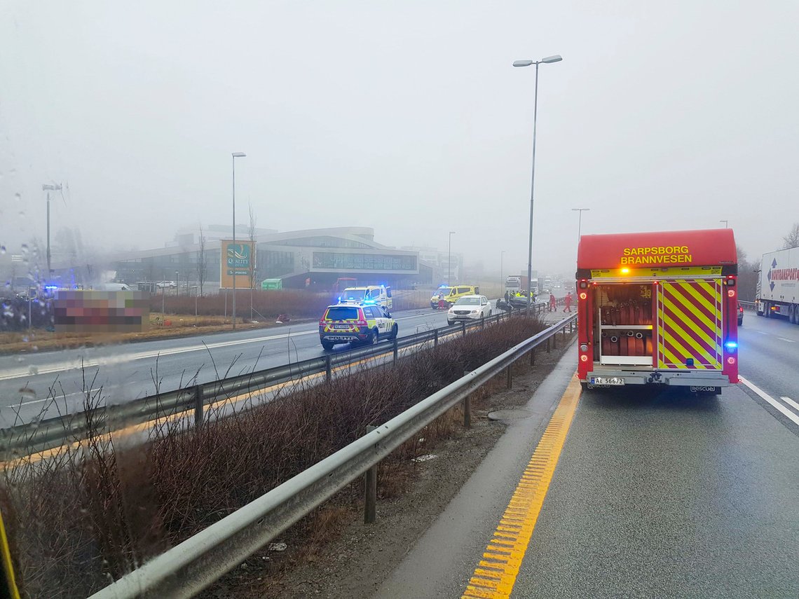 Grålum 20210225.
To biler var torsdag involvert i en trafikkulykke på E6 ved Grålum. Det ble gitt livreddende førstehjelp på stedet et en person. En annen person begynte å løpe sørover langs E6, men politiet fikk kontroll på vedkommende.
Foto: Freddie Larsen / NTB Grålum 20210225.
To biler var torsdag involvert i en trafikkulykke på E6 ved Grålum. Det ble gitt livreddende førstehjelp på stedet et en person. En annen person begynte å løpe sørover langs E6, men politiet fikk kontroll på vedkommende.
Foto: Freddie Larsen / NTB