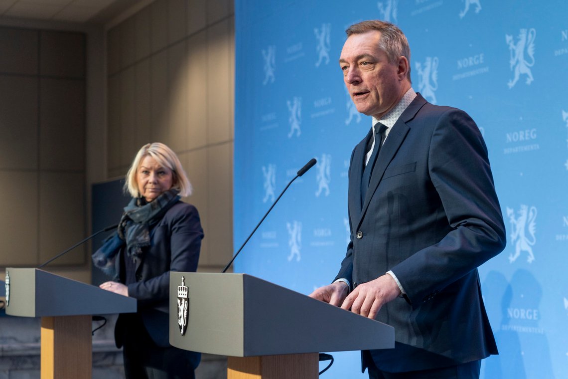 Oslo 20210208.
Justis- og beredskapsminister Monica Mæland og forsvarsminister Frank Bakke-Jensen under en pressekonferanse der Etterretningstjenesten, Politiets sikkerhetstjeneste og Nasjonal sikkerhetsmyndighet legger frem sine åpne trussel- og risikovurderinger.
Foto: Terje Pedersen / NTB Oslo 20210208.
Justis- og beredskapsminister Monica Mæland og forsvarsminister Frank Bakke-Jensen under en pressekonferanse der Etterretningstjenesten, Politiets sikkerhetstjeneste og Nasjonal sikkerhetsmyndighet legger frem sine åpne trussel- og risikovurderinger.
Foto: Terje Pedersen / NTB