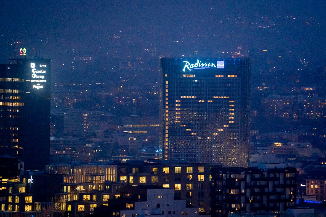 Oslo 20200325.
Radisson Blu Oslo Plaza har dannet et hjerte i vinduene på sitt hotell. Covid-19-viruset preger i disse dager hotellbransjen.
Foto: Fredrik Hagen / NTB Oslo 20200325.
Radisson Blu Oslo Plaza har dannet et hjerte i vinduene på sitt hotell. Covid-19-viruset preger i disse dager hotellbransjen.
Foto: Fredrik Hagen / NTB