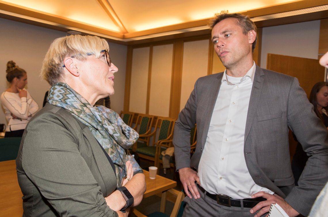 Oslo 20170914.
Stortingsgruppa til Senterpartiet møtes for første gang. Liv Signe Navarsete og Ola Borten Moe i samtale
Foto: Terje Pedersen / NTB Oslo 20170914.
Stortingsgruppa til Senterpartiet møtes for første gang. Liv Signe Navarsete og Ola Borten Moe i samtale
Foto: Terje Pedersen / NTB