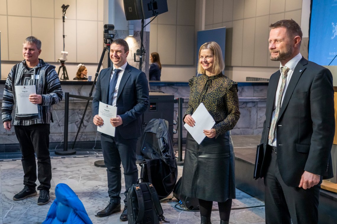 Oslo 20210219.
Leder i Foreningen for human narkotikapolitikk Arild Knutsen (t.v.) og leder i RIO Rusmisbrukernes Interesseorganisasjon Kenneth Arctander Johansen lytter til helse- og omsorgsminister Bent Høie og kunnskaps- og integreringsminister Guri Melby under presentasjonen av regjeringens forslag til rusreform.
Foto: Heiko Junge / NTB Oslo 20210219.
Leder i Foreningen for human narkotikapolitikk Arild Knutsen (t.v.) og leder i RIO Rusmisbrukernes Interesseorganisasjon Kenneth Arctander Johansen lytter til helse- og omsorgsminister Bent Høie og kunnskaps- og integreringsminister Guri Melby under presentasjonen av regjeringens forslag til rusreform.
Foto: Heiko Junge / NTB