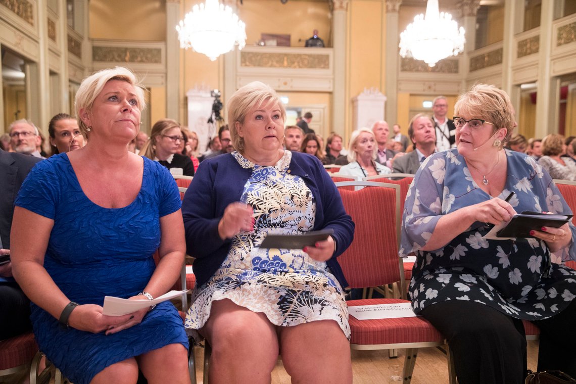 Oslo 20180821.
Finansminister Siv Jensen t.v, statsminister Erna Solberg, og kulturminister Trine Skei Grande åpner konferansenom sosial bærekraft og ulikhet.
Foto: Terje Pedersen / NTB Oslo 20180821.
Finansminister Siv Jensen t.v, statsminister Erna Solberg, og kulturminister Trine Skei Grande åpner konferansenom sosial bærekraft og ulikhet.
Foto: Terje Pedersen / NTB