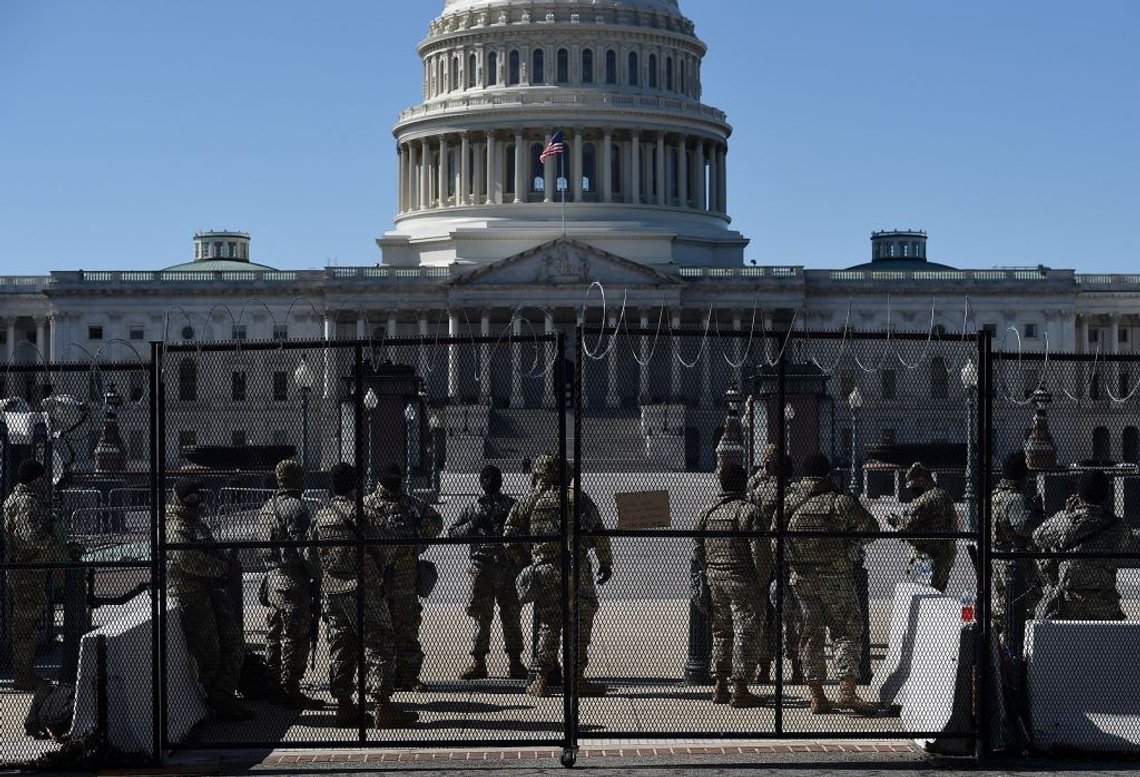 Utplasseringen av 27.000 soldater i Washington i januar gjorde hovedstaden til en okkupert by. Det kom som reaksjon på uroen 6. januar, som Demokratene hevdet var en væpnet oppstand. Ingen våpen ble funnet og mye tyder nå på at FBI kunne stoppet invasjonen av Kongressen hvis de ville. Utplasseringen av 27.000 soldater i Washington i januar gjorde hovedstaden til en okkupert by. Det kom som reaksjon på uroen 6. januar, som Demokratene hevdet var en væpnet oppstand. Ingen våpen ble funnet og mye tyder nå på at FBI kunne stoppet invasjonen av Kongressen hvis de ville.