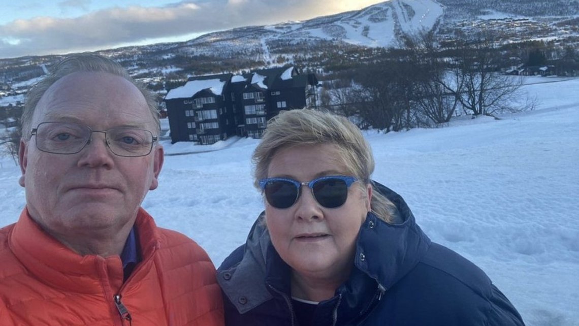 Erna Solberg publiserte dette bildet av seg selv og mannen Sindre Finnes på Geilo. Foto: Privat Erna Solberg publiserte dette bildet av seg selv og mannen Sindre Finnes på Geilo. Foto: Privat
