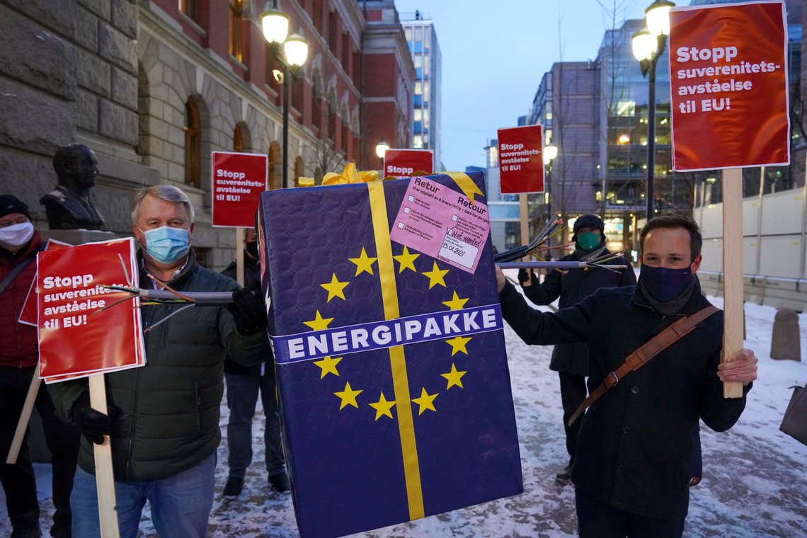 Oslo 20210113.
Nei til EU aksjonerer utenfor Høyesterett.
Der starter behandlingen av Nei til EUs ACER-søksmål der det skal tas stilling til om saken kan prøves for domstolene.
Foto: Ole Berg-Rusten / NTB Oslo 20210113.
Nei til EU aksjonerer utenfor Høyesterett.
Der starter behandlingen av Nei til EUs ACER-søksmål der det skal tas stilling til om saken kan prøves for domstolene.
Foto: Ole Berg-Rusten / NTB