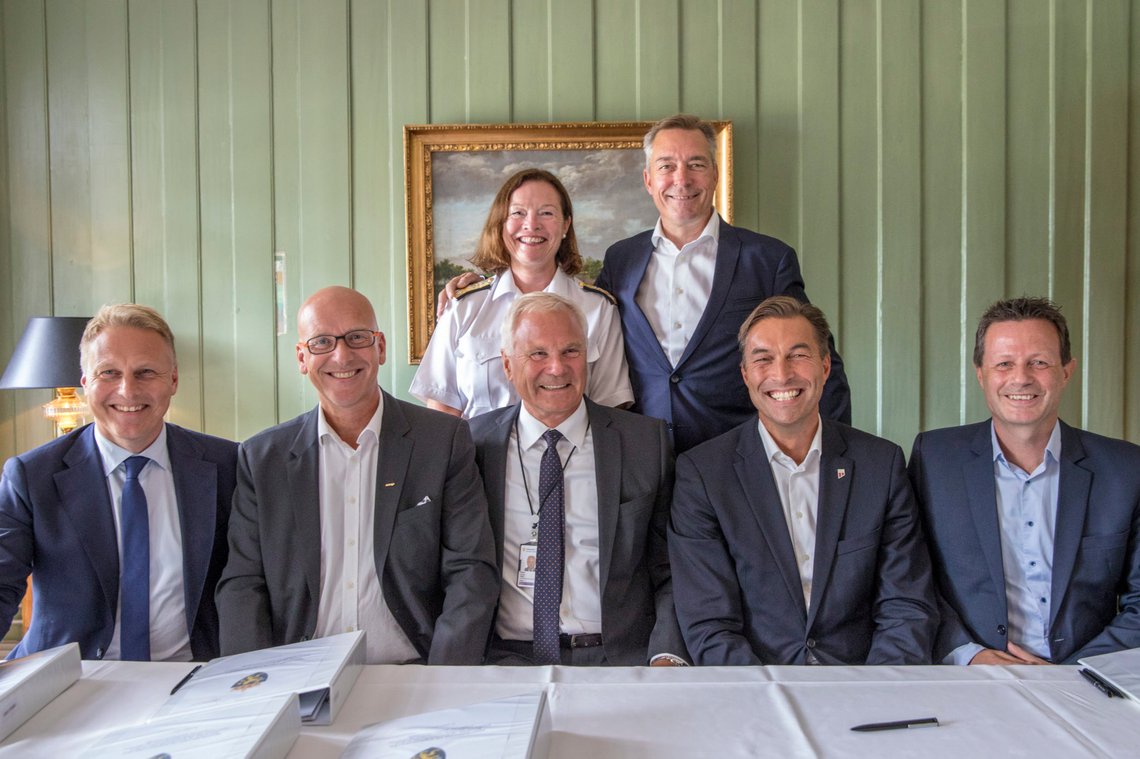 Oslo
Forsvaret inngår beredskapsavtaler for matvarer. Avtaleparter er matvaregrossistene NorgesGruppen, COOP, Rema og Servicegrossistene. Forsvarsminister Frank Bakke-Jensen deltok sammen med ledende representanter fra de fire matvaregrossistene. Fra venstre: Trond Bentestuen, adm. dir Rema 1000, Geir Inge Stokke, konsernsjef Coop, Petter Jansen, administrerende direktør i FLO, Jan van der Burg, adm. dir Servicegrossistene og konsernsjef i Norgesgruppen ASA Runar Hollevik
Foto: Ole Berg-Rusten / NTB Oslo
Forsvaret inngår beredskapsavtaler for matvarer. Avtaleparter er matvaregrossistene NorgesGruppen, COOP, Rema og Servicegrossistene. Forsvarsminister Frank Bakke-Jensen deltok sammen med ledende representanter fra de fire matvaregrossistene. Fra venstre: Trond Bentestuen, adm. dir Rema 1000, Geir Inge Stokke, konsernsjef Coop, Petter Jansen, administrerende direktør i FLO, Jan van der Burg, adm. dir Servicegrossistene og konsernsjef i Norgesgruppen ASA Runar Hollevik
Foto: Ole Berg-Rusten / NTB