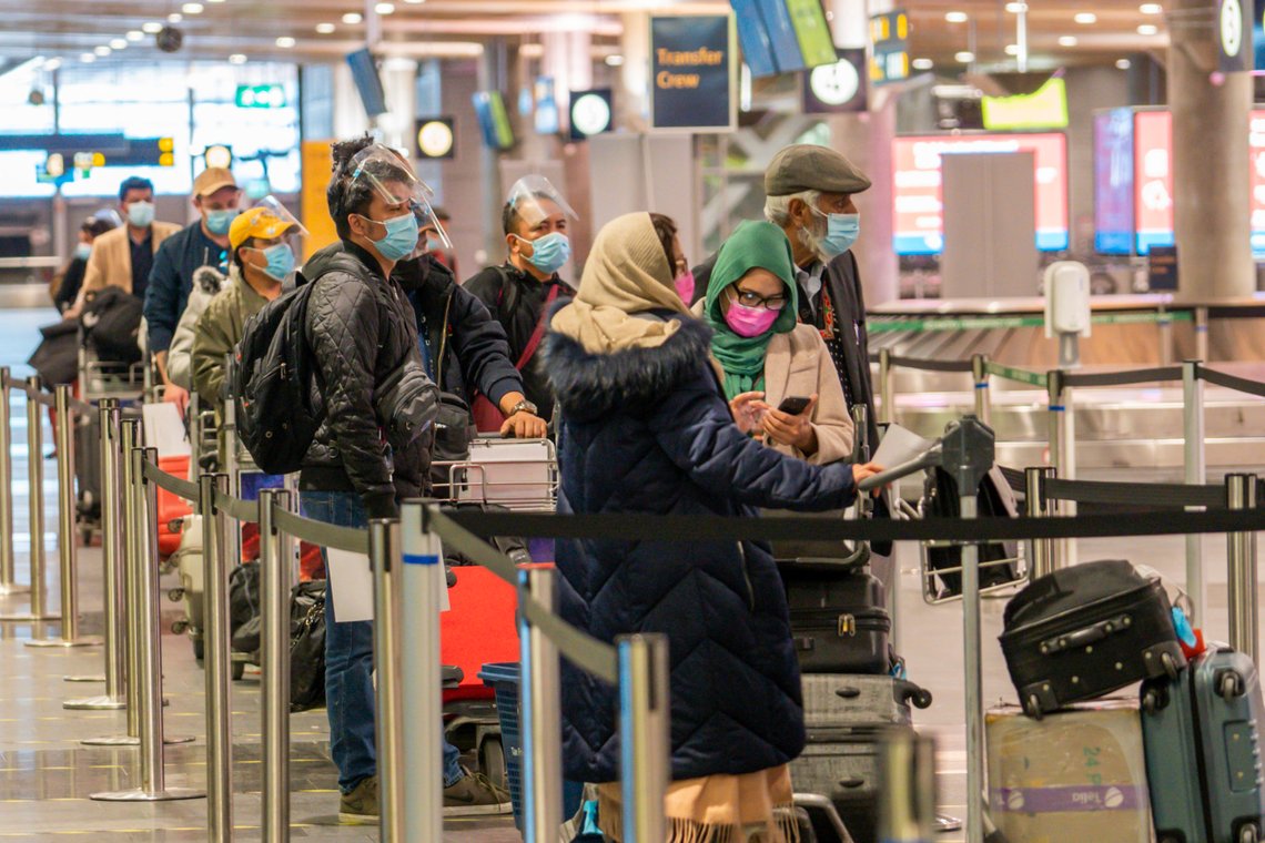Gardermoen 20210126.
Koronatest. Passasjerer fra Doha og Dubai testes for covid-19 etter ankomst i Norge. Helsemyndighetene i Ullensaker kommune har etablert et eget testsenter på Oslo lufthavn Gardermoen for passasjerer som ankommer Norge fra utlandet. Passasjerene på bildet har ikke noe med karanteneflukten å gjøre.
Foto: Heiko Junge / NTB Gardermoen 20210126.
Koronatest. Passasjerer fra Doha og Dubai testes for covid-19 etter ankomst i Norge. Helsemyndighetene i Ullensaker kommune har etablert et eget testsenter på Oslo lufthavn Gardermoen for passasjerer som ankommer Norge fra utlandet. Passasjerene på bildet har ikke noe med karanteneflukten å gjøre.
Foto: Heiko Junge / NTB