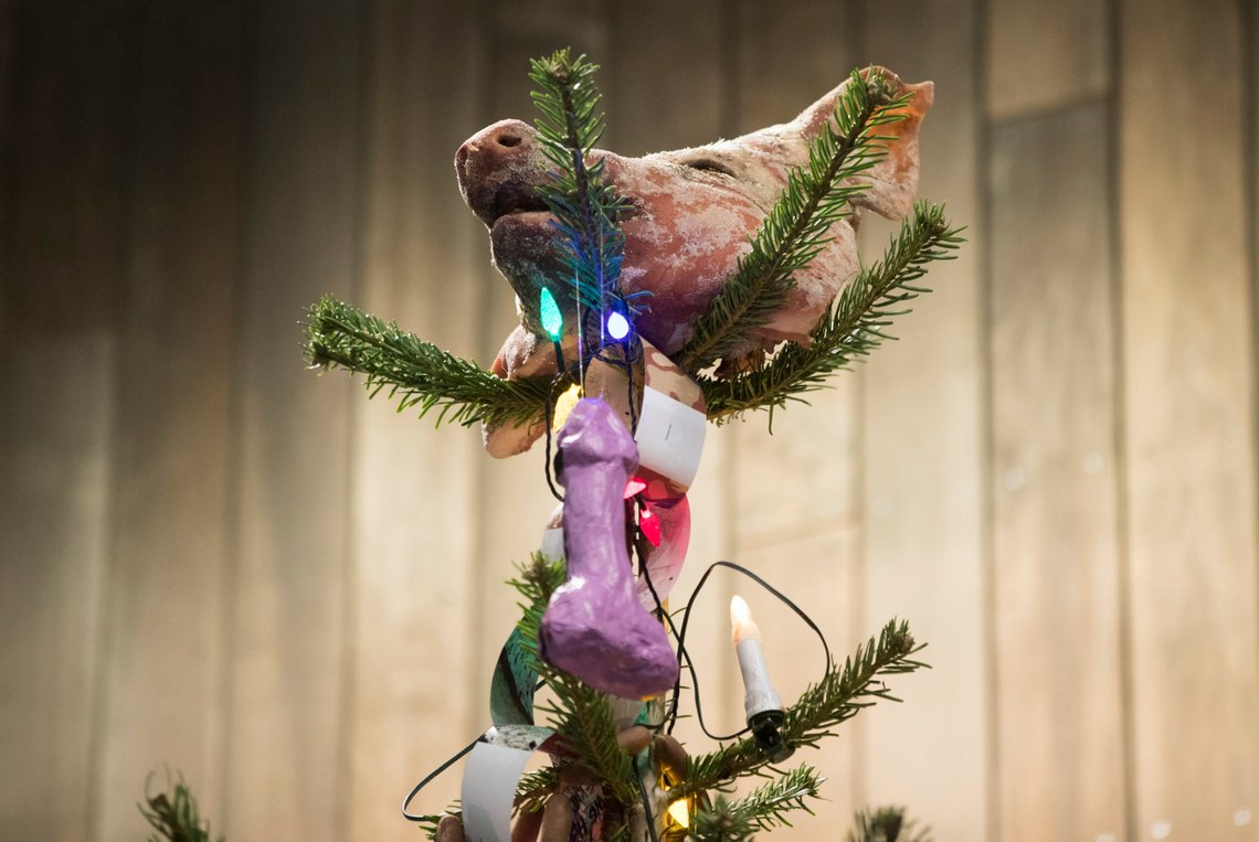 Oslo 20171201.
Kunstner Bjarne Melgaard har pyntet juletreet på Astrup Fearnley-museet med blant annet grisehode og penis i toppen.
Foto: Terje Pedersen / NTB Oslo 20171201.
Kunstner Bjarne Melgaard har pyntet juletreet på Astrup Fearnley-museet med blant annet grisehode og penis i toppen.
Foto: Terje Pedersen / NTB