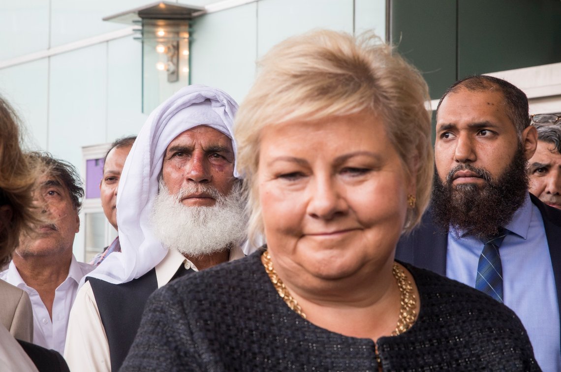 NYHET
Sandvika 20190811.
Statsminister Erna Solberg besøker menigheten i Al-Noor Islamic Centre i Bærum som er samlet til Eid på Thon hotel i Sandvika. Muhammad Rafiq i tv, stoppet gjerningsmannen lørdag.
Foto: Terje Pedersen / NTB NYHET
Sandvika 20190811.
Statsminister Erna Solberg besøker menigheten i Al-Noor Islamic Centre i Bærum som er samlet til Eid på Thon hotel i Sandvika. Muhammad Rafiq i tv, stoppet gjerningsmannen lørdag.
Foto: Terje Pedersen / NTB