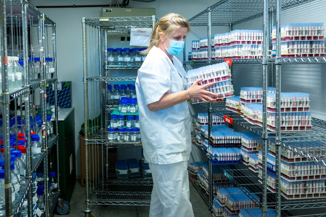 Oslo 20210129.
Bioingeniøren Lise Andresen tar med seg positive koronaprøver til sekvenseringsavdelingen på medisinsk genetikk ved Klinikk på Ullevål Sykehus, for å lete etter muterte koronavirus. Sammen med Pandemilaboratoriet på Mikrobiologisk avdeling noen etasjer over, jobbes det nesten døgnkontinuerlig med analyser og sekvensering av positive covid-19 prøver.
Foto: Heiko Junge / NTB Oslo 20210129.
Bioingeniøren Lise Andresen tar med seg positive koronaprøver til sekvenseringsavdelingen på medisinsk genetikk ved Klinikk på Ullevål Sykehus, for å lete etter muterte koronavirus. Sammen med Pandemilaboratoriet på Mikrobiologisk avdeling noen etasjer over, jobbes det nesten døgnkontinuerlig med analyser og sekvensering av positive covid-19 prøver.
Foto: Heiko Junge / NTB