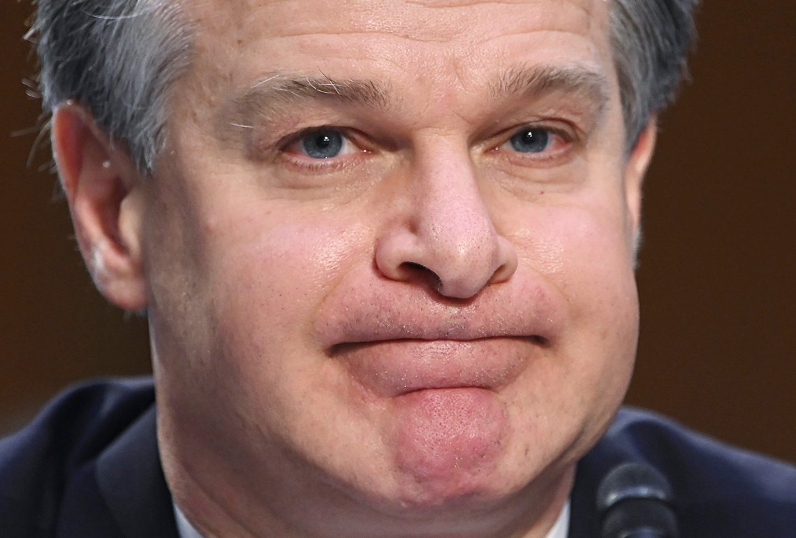 Høyesterett har godtatt at FBI, her ved sjefen, Christopher A. Wray, kan sette i gang en operasjon hvor de kontrollerer alle ledd, også bevisene. Men de får ikke siktede se. Foto: Mandel Ngan / AP / NTB Høyesterett har godtatt at FBI, her ved sjefen, Christopher A. Wray, kan sette i gang en operasjon hvor de kontrollerer alle ledd, også bevisene. Men de får ikke siktede se. Foto: Mandel Ngan / AP / NTB