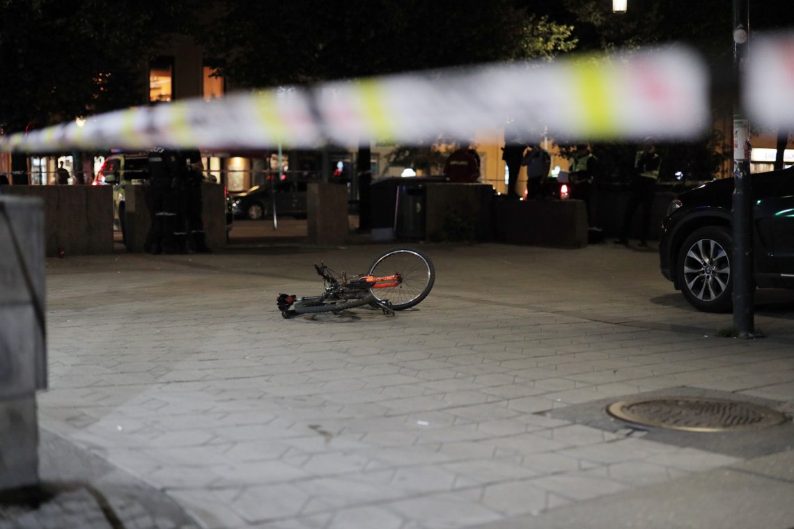 Oslo 20190916.
En mann i slutten av 20-årene er sendt til sykehus etter å ha blitt stukket med en knivlignende gjenstand på Grønland i Oslo. Politiet jakter en gjerningsmann etter hendelsen som skjedde utenfor kiosken Deli de Luca på Grønland Torg
Foto: Ørn E. Borgen / NTB Oslo 20190916.
En mann i slutten av 20-årene er sendt til sykehus etter å ha blitt stukket med en knivlignende gjenstand på Grønland i Oslo. Politiet jakter en gjerningsmann etter hendelsen som skjedde utenfor kiosken Deli de Luca på Grønland Torg
Foto: Ørn E. Borgen / NTB