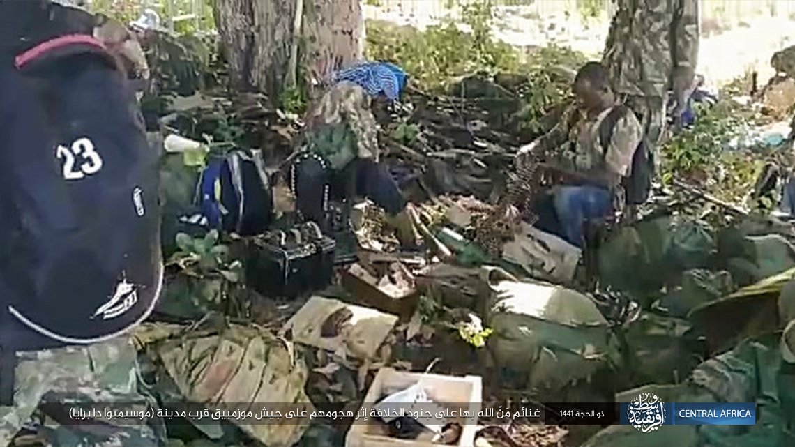 Jihadister erobret byen Pemba i Delgado-provinsen i Mosambik tidliager år og drev tusener på flukt. Afrikas største industriprosjekt, et LNG-anlegg, måtte legges på is. For å få bukt på jihadistene måtte utenlandske sikkerhetsstyrker innkalles. This image distributed online by the Islamic State Central Africa Province (ISCAP) and provided by SITE Intelligence Group shows ISCAP fighters and weapons following clashes with Mozambican government troops on Thursday, Aug. 6, 2020, near Mocimboa da Praia, in northern Mozambique. The stinging success of Mozambique's Islamic extremist rebels in seizing and holding the northern port city signals to the government, neighboring countries and the world that Africa has yet another insurgency hotspot. Writing in Arabic reads "Blessings of God are on the soldiers of the caliphate after their attack on the Mozambican army near the city of Mocimboa da Praia". (SITE Intelligence Group via AP) Jihadister erobret byen Pemba i Delgado-provinsen i Mosambik tidliager år og drev tusener på flukt. Afrikas største industriprosjekt, et LNG-anlegg, måtte legges på is. For å få bukt på jihadistene måtte utenlandske sikkerhetsstyrker innkalles. This image distributed online by the Islamic State Central Africa Province (ISCAP) and provided by SITE Intelligence Group shows ISCAP fighters and weapons following clashes with Mozambican government troops on Thursday, Aug. 6, 2020, near Mocimboa da Praia, in northern Mozambique. The stinging success of Mozambique's Islamic extremist rebels in seizing and holding the northern port city signals to the government, neighboring countries and the world that Africa has yet another insurgency hotspot. Writing in Arabic reads "Blessings of God are on the soldiers of the caliphate after their attack on the Mozambican army near the city of Mocimboa da Praia". (SITE Intelligence Group via AP)