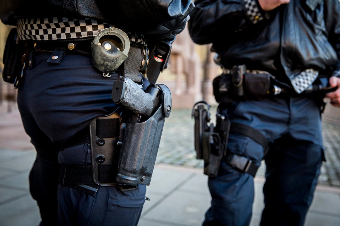 Oslo 20141125.
Uniformert mannskap i politiets vakt- og beredskapstjeneste er fra tirsdag bevæpnet med pistol. Årsaken er trusselvurderingen fra PST der personell fra forsvar og politi blir utpekt som mulige terrormål. Mannskapene på bildet bærer Heckler & Koch P30L, politiets standard tjenestevåpen.
Foto: Erlend Aas / NTB Oslo 20141125.
Uniformert mannskap i politiets vakt- og beredskapstjeneste er fra tirsdag bevæpnet med pistol. Årsaken er trusselvurderingen fra PST der personell fra forsvar og politi blir utpekt som mulige terrormål. Mannskapene på bildet bærer Heckler & Koch P30L, politiets standard tjenestevåpen.
Foto: Erlend Aas / NTB