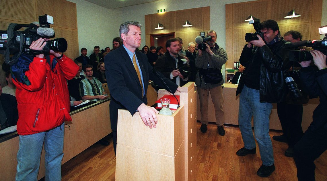 Thorbjørn Jagland omgitt av pressefolk under AUF-saken i Oslo byrett tirsdag. (Foto: Bjørn Sigurdsøn, NTB Pluss)rettssaker / AUF / medlemsjuks-saken / presse Thorbjørn Jagland omgitt av pressefolk under AUF-saken i Oslo byrett tirsdag. (Foto: Bjørn Sigurdsøn, NTB Pluss)rettssaker / AUF / medlemsjuks-saken / presse
