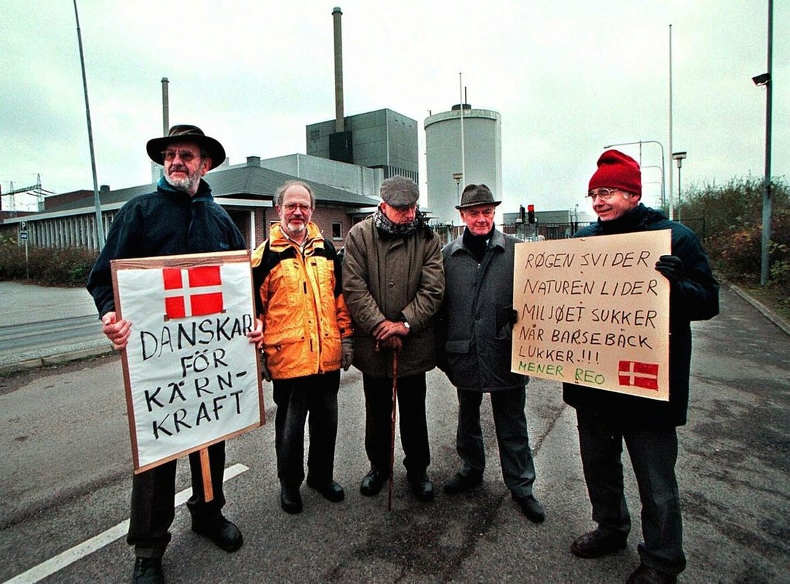 Barsebäck19991130
Torsdag startet arbeidet med å stenge kjernekraftverket Barsebäck 1 i Skåne.
På bildet er det danske kjernekrafttilhengere som demonstrerer mot nedleggelsen.
Foto: Drago Prvulovic, SCANPIX Barsebäck19991130
Torsdag startet arbeidet med å stenge kjernekraftverket Barsebäck 1 i Skåne.
På bildet er det danske kjernekrafttilhengere som demonstrerer mot nedleggelsen.
Foto: Drago Prvulovic, SCANPIX