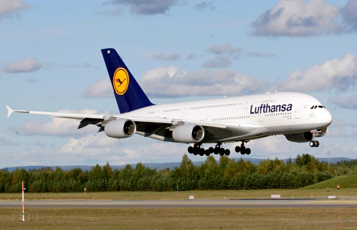 En Airbus A380, verdens største passasjerfly, fra Lufthansa går inn for landing på Oslo Lufthavn Gardermoen.
Foto: Morten Holm / NTB En Airbus A380, verdens største passasjerfly, fra Lufthansa går inn for landing på Oslo Lufthavn Gardermoen.
Foto: Morten Holm / NTB