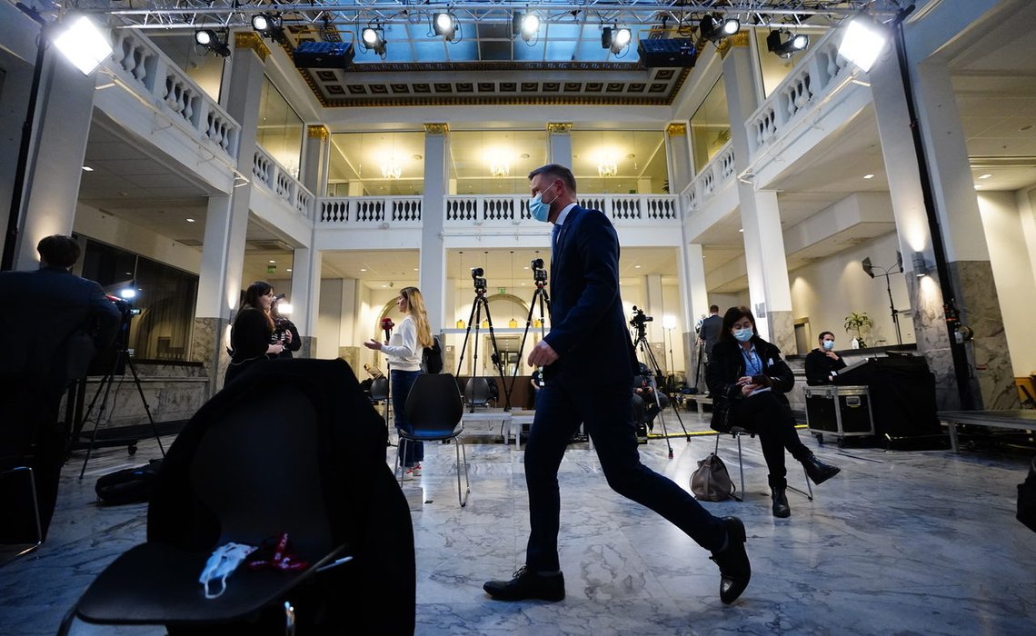 Oslo 20210323.
Helse- og omsorgsminister Bent Høie, helsedirektør Bjørn Guldvog og Line Vold, avdelingsdirektør i Folkehelseinstituttet holder pressekonferanse om koronasituasjonen.
Foto: Lise Åserud / NTB Oslo 20210323.
Helse- og omsorgsminister Bent Høie, helsedirektør Bjørn Guldvog og Line Vold, avdelingsdirektør i Folkehelseinstituttet holder pressekonferanse om koronasituasjonen.
Foto: Lise Åserud / NTB