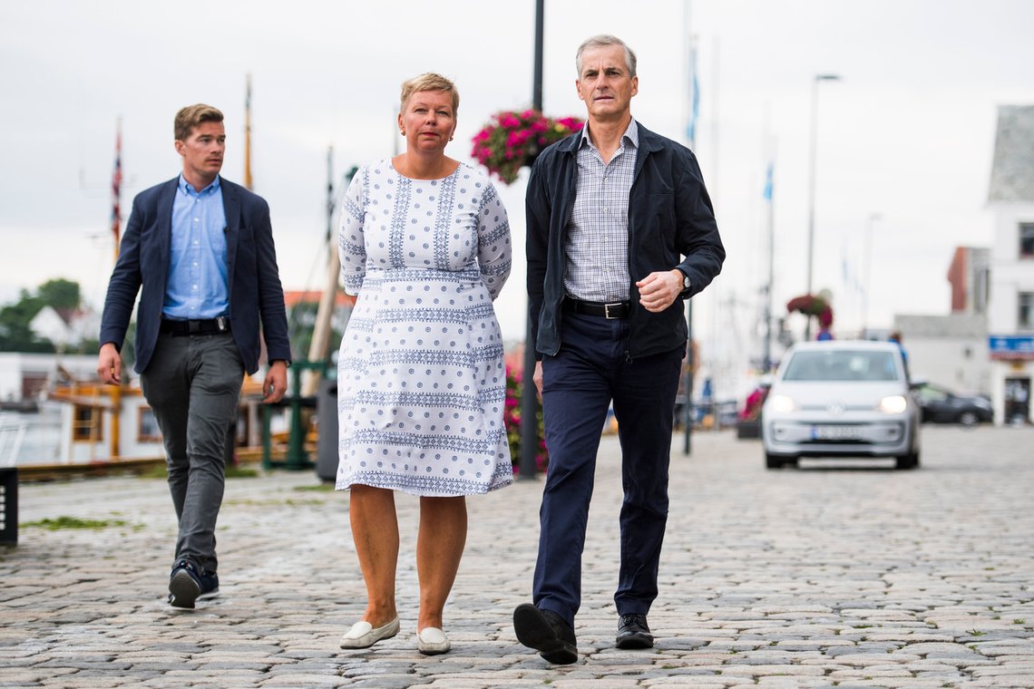 Haugesund 20170724.
Partileder Jonas Gahr Støre (Ap) går sammen med politiker Hege Haukeland Liadal (Ap) på vei til en pubquiz på Flytten i Haugesund mandag kveld i forbindelse med Arbeiderpartiets valgkampturné på Vestlandet.
Foto: Jon Olav Nesvold / NTB Haugesund 20170724.
Partileder Jonas Gahr Støre (Ap) går sammen med politiker Hege Haukeland Liadal (Ap) på vei til en pubquiz på Flytten i Haugesund mandag kveld i forbindelse med Arbeiderpartiets valgkampturné på Vestlandet.
Foto: Jon Olav Nesvold / NTB