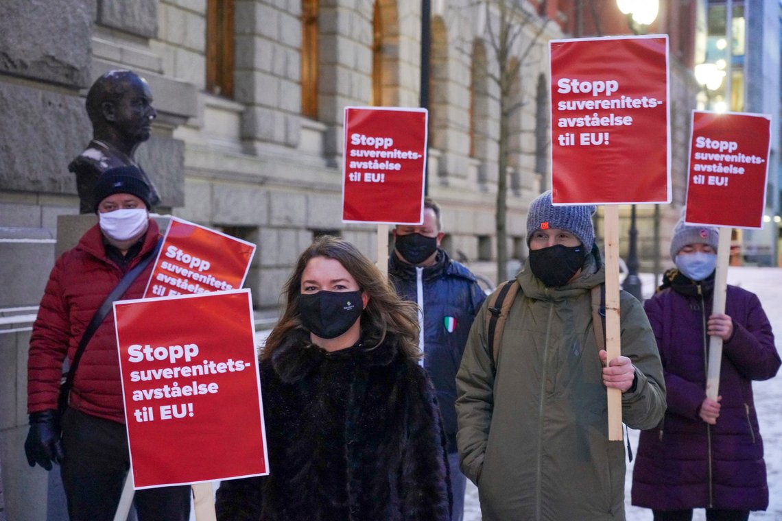 Oslo 20210113.
Nei til EU aksjonerer utenfor Høyesterett.
Der starter behandlingen av Nei til EUs ACER-søksmål der det skal tas stilling til om saken kan prøves for domstolene.
Foto: Ole Berg-Rusten / NTB Oslo 20210113.
Nei til EU aksjonerer utenfor Høyesterett.
Der starter behandlingen av Nei til EUs ACER-søksmål der det skal tas stilling til om saken kan prøves for domstolene.
Foto: Ole Berg-Rusten / NTB