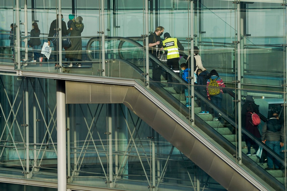 Gardermoen 20210303.
Passasjerer med KLM’s fly fra Amsterdam til Oslo lufthavn ankommer Gardermoen onsdag ettermiddag. I følge UDI var 35 syriske asylsøkere fra Moria-leiren i Hellas ombord i dette flyet.
Foto: Torstein Bøe / NTB Gardermoen 20210303.
Passasjerer med KLM’s fly fra Amsterdam til Oslo lufthavn ankommer Gardermoen onsdag ettermiddag. I følge UDI var 35 syriske asylsøkere fra Moria-leiren i Hellas ombord i dette flyet.
Foto: Torstein Bøe / NTB