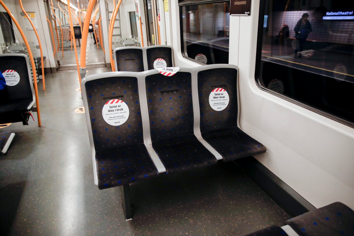 Oslo 20200519.
Heller ikke personer i samme familie kan sitte sammen på T-bane, trikk og buss i Oslo-området. Smitteverntiltakene gjør at 70 prosent av kapasiteten er borte.
Foto: Vidar Ruud / NTB Oslo 20200519.
Heller ikke personer i samme familie kan sitte sammen på T-bane, trikk og buss i Oslo-området. Smitteverntiltakene gjør at 70 prosent av kapasiteten er borte.
Foto: Vidar Ruud / NTB