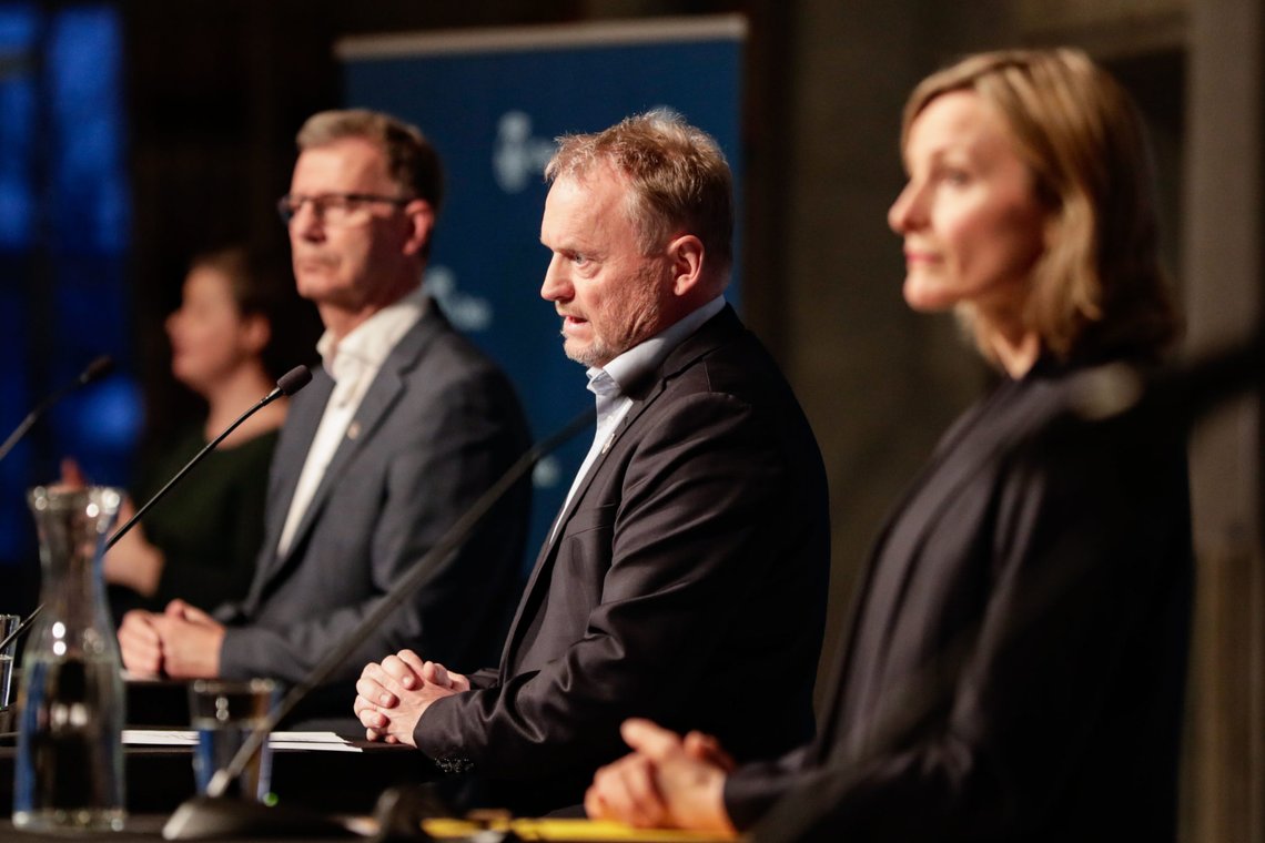 Oslo 20210315.
Byrådsleder Raymond Johansen, flankert av helsebyråd Robert Steen og skolebyråd Inga Marte Thorkildsen, orienterer om koronasituasjonen og hvilke tiltak som skal gjelde fremover i Oslo.
Foto: Berit Roald / NTB Oslo 20210315.
Byrådsleder Raymond Johansen, flankert av helsebyråd Robert Steen og skolebyråd Inga Marte Thorkildsen, orienterer om koronasituasjonen og hvilke tiltak som skal gjelde fremover i Oslo.
Foto: Berit Roald / NTB